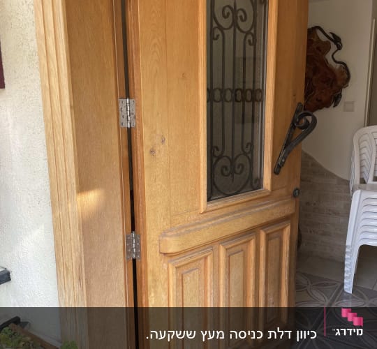 כיוון דלת כניסה מעץ ששקעה. 
